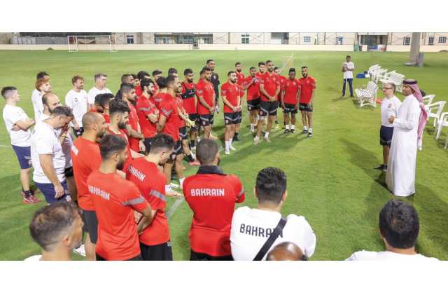علي بن خليفة يشهد تدريب المنتخب الوطني الأول