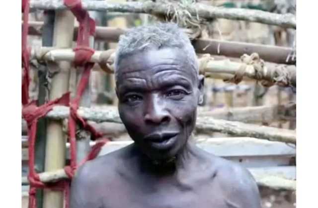 رجل يخاف من النساء ويعيش في عُزلة عنهن منذ 55 عامًا