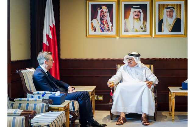 وزير الخارجية يستقبل سفير الجمهورية الفرنسية لدى مملكة البحرين 
