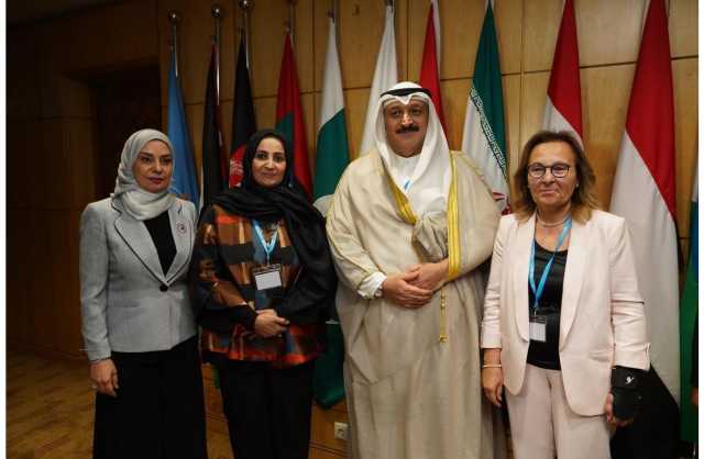 على هامش أعمال الدورة السبعين للجنة الإقليمية لمنظمة الصحة العالمية لشرق المتوسط تسليم الدكتورة رندة حمادة من مملكة البحرين جائزة الكويت لمك