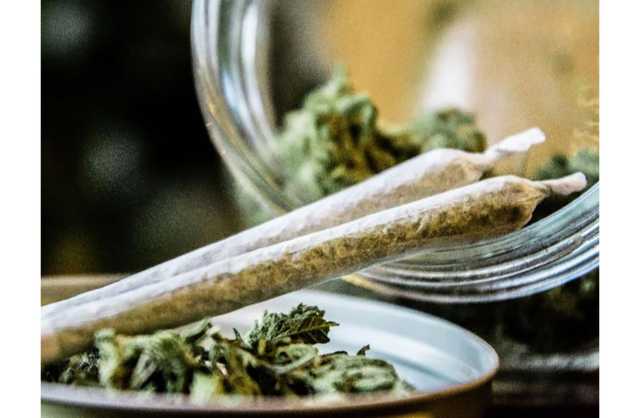أفريقي حاول تهريب 13 كلغ من الماريجوانا تحت علب المكسرات