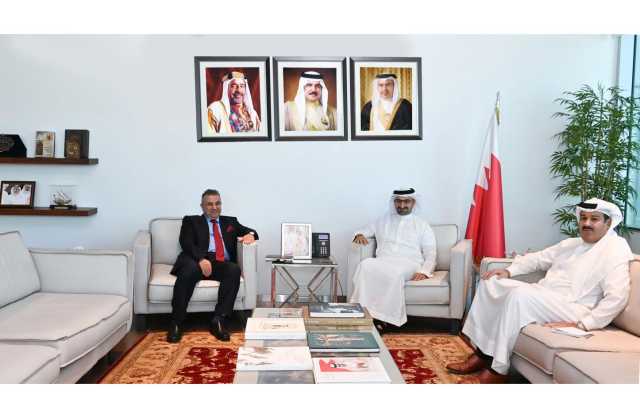 وزير الصناعة والتجارة يلتقي سفير الجمهورية الجزائرية لدى مملكة البحرين