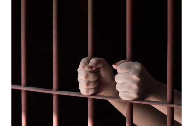 ‏حبس متهمة أدخلت هاتف وشرائح اتصال لنزيل بمركز الإصلاح والتأهيل