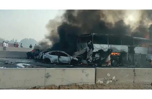 35 قتيلاً وتفحم عشرات السيارات بحادث في مصر