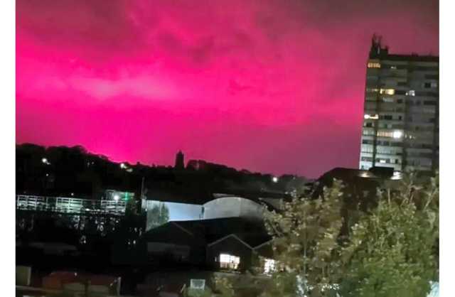 سماء وردية ترعب سكان مدينة بريطانية