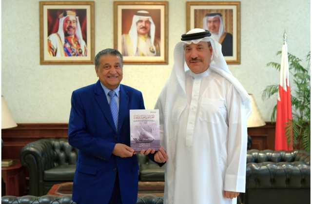 حميدان يتسلم نسخة من كتاب «النخبة التجارية البحرينية في الهند»