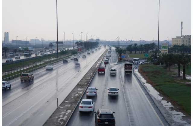بالصور.. الأمطار تتساقط على مناطق مختلفة في البحرين