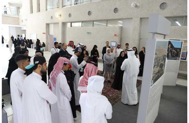 طلبة جامعة البحرين يتعرفون على معرض «ملامح من حضارة البحرين»