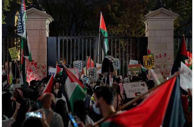 واشنطن.. متظاهرون يلطخون أبواب البيت الأبيض بالطلاء الأحمر