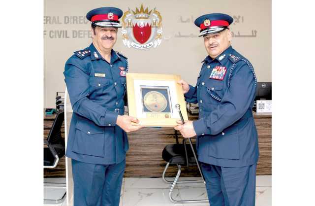 رئيس الأمن العام يزور مركز خدمة العمـــلاء التابـــع للدفـــاع المدنــي بالمحــرق