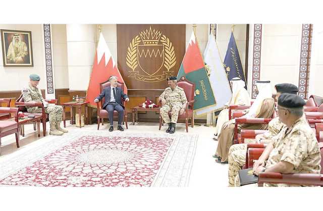 القائد العام يشيد بالعلاقات التاريخية المتميزة مع المملكة المتحدة