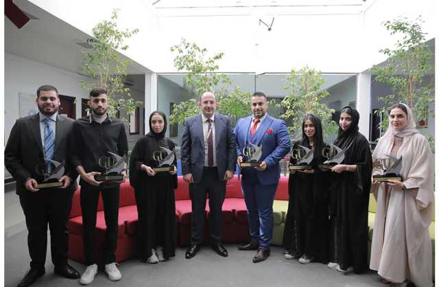 طلبة الجامعة الخليجية يحصلون على جائزتين في مؤتمر IEEE  الدولي الثامن