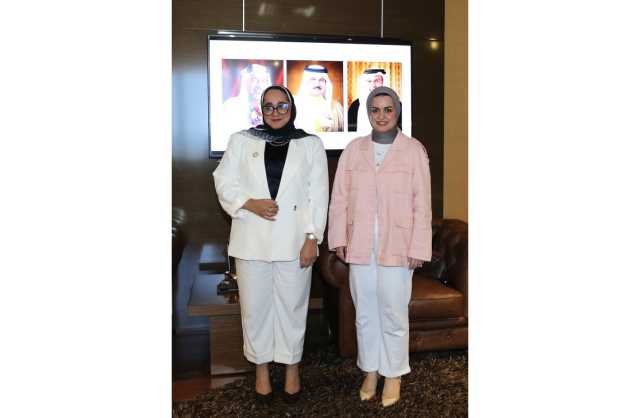 وزيرة شؤون الشباب تكرم فاطمة الماجد خريجة المشروع الوطني لامع