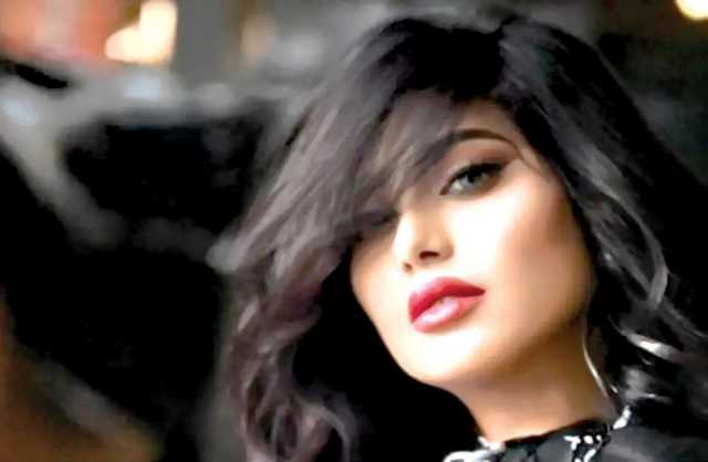 شيلاء سبت تنهار بعيد ميلادها