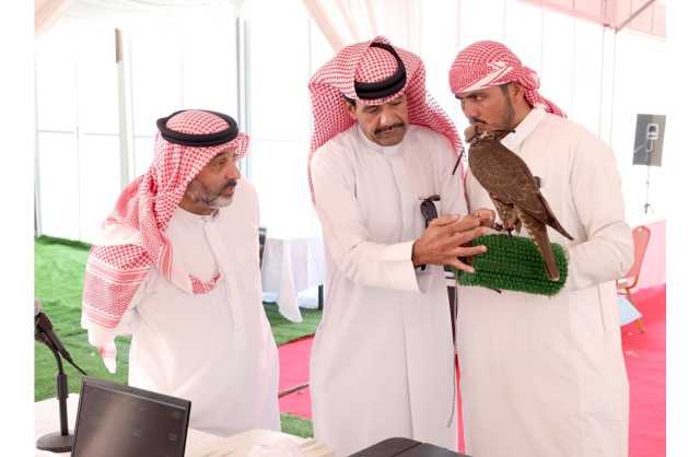 بالصور.. موسم ناصر بن حمد للصقور والصيد يبدأ ببطولة الموروث التنشيطية