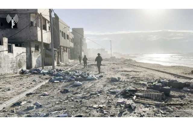 إسرائيل تسمح بدخول شاحنتي وقود يوميًا إلى غزة
