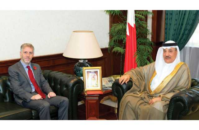 وزير العمل يطلع السفير البريطاني على مشروعات سوق العمل