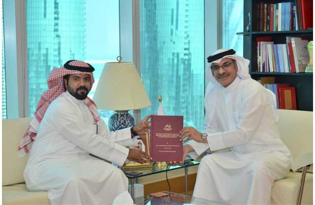 وزير التنمية الاجتماعية يتسلم نسخة من رسالة الماجستير للموظف عبدالكريم سيادي