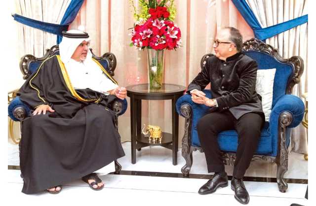 عيسى بن سلمان يزور أسرًا هندية ويشيد بعطاءاتها وإسهاماتها في خدمة المجتمع