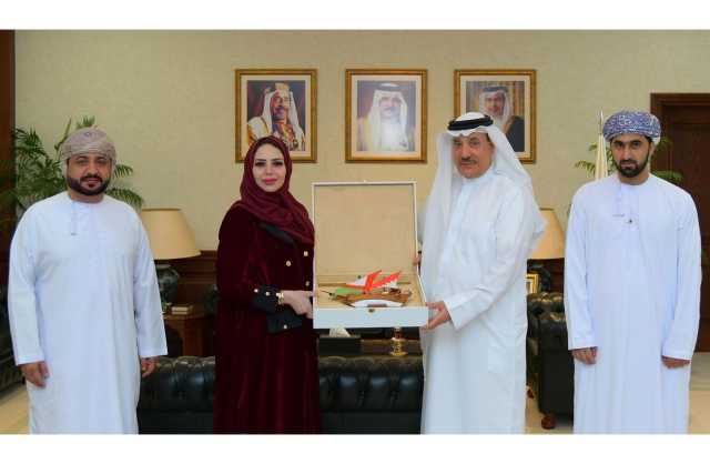 وزير العمل يلتقي رئيس جمعية الصداقة العمانية البحرينية