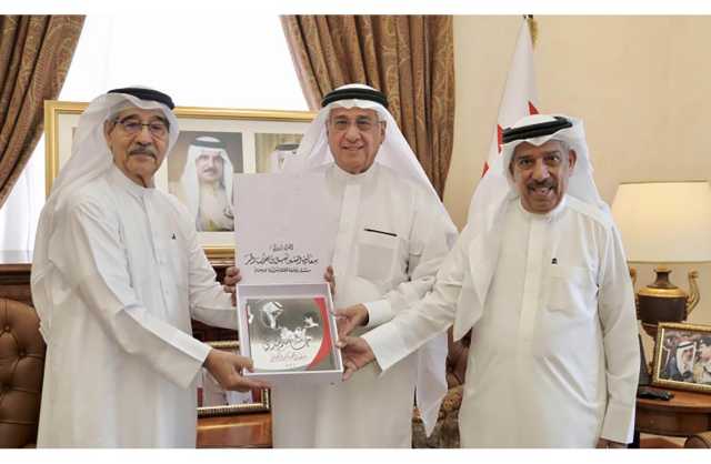 مستشار جلالة الملك لشؤون الإعلام يتسلم كتاب «جاسم مندي سفير التحكيم البحريني»