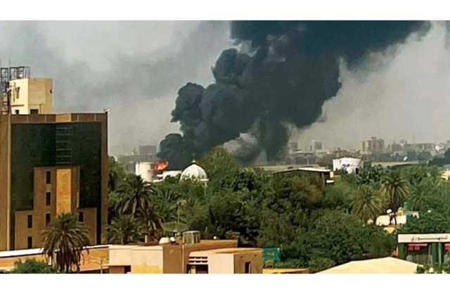 السودان.. طرفا النزاع يتبادلان القصف بمحيط القيادة في الخرطوم