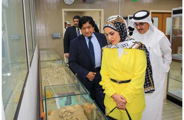 الأمين العام لمجلس التعليم العالي تطلع على سير العملية التعليمية في جامعة الخليج العربي