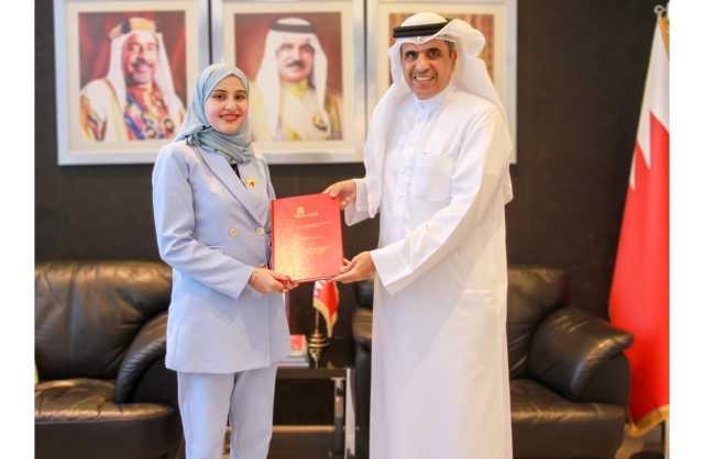 الرميحي يتسلم رسالة الماجستير من إحدى المشاركات في «رهان المستقبل»