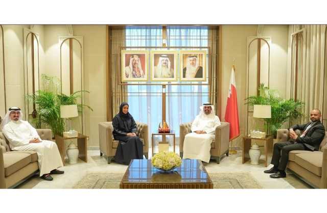 وزير المالية يستقبل الموظفة فاطمة علي زايد بمناسبة قبولها ضمن الدفعة التاسعة من برنامج رئيس مجلس الوزراء لتنمية الكوادر الحكومية
