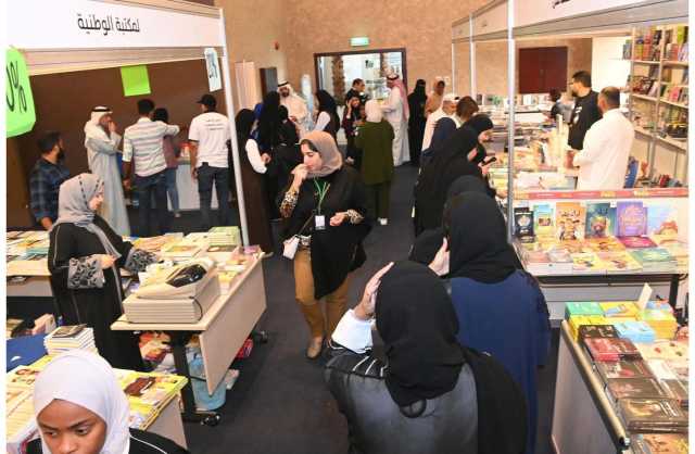 بالصور.. معرض المكتبات المحلية للكتاب يستقطب زواره في يومه الثالث