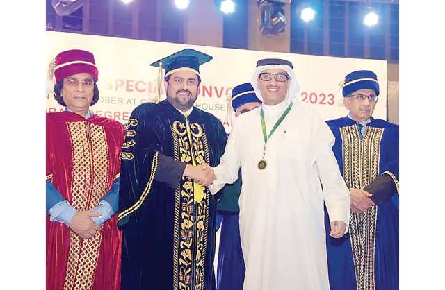حاكم إقليم السند في باكستان يقلّد بوقحوص ميدالية ذهبية