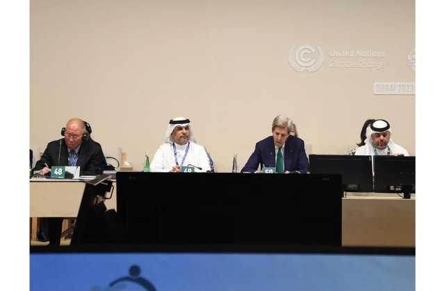 وزير النفط والبيئة يشارك في اجتماع المائدة المستديرة بشأن مبادرة تحدي إدارة الكربون