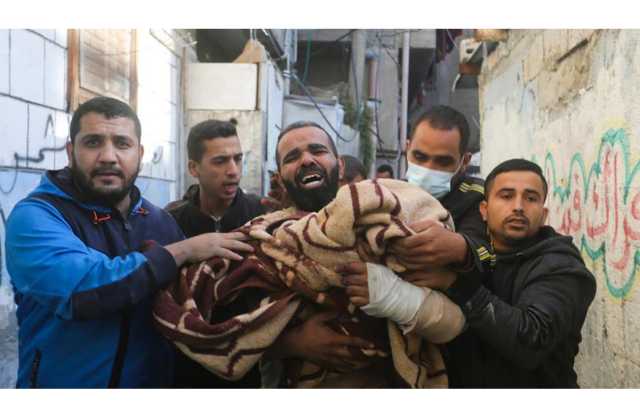 إسرائيل تمطر غزة.. ودباباتها تقترب من وسط خان يونس