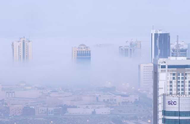 «إدار المرور» تهيب بمستخدمي الطريق أخذ الحيطة والحذر نظراً لتدني الرؤية بسبب الضباب