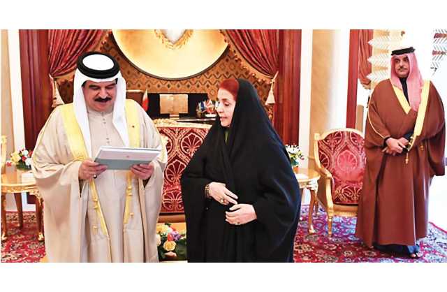 الملك: الاحـتفاء بالمرأة تكريم وطني مستحــق
