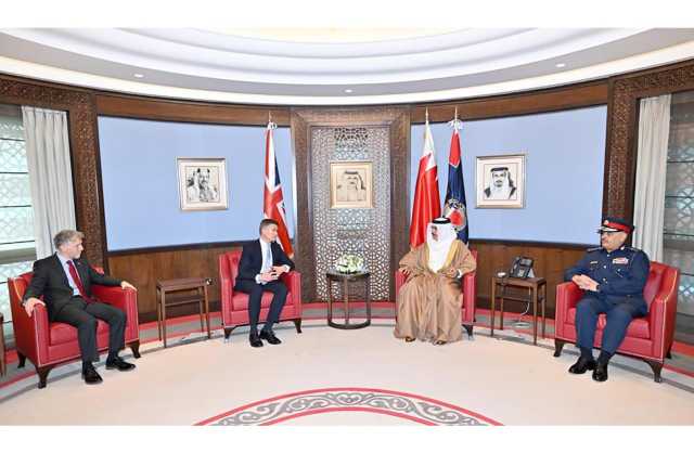 وزير الداخلية يبحث ووزير النقل البريطاني تبادل الخبرات في مجال أمن المطارات والطيران