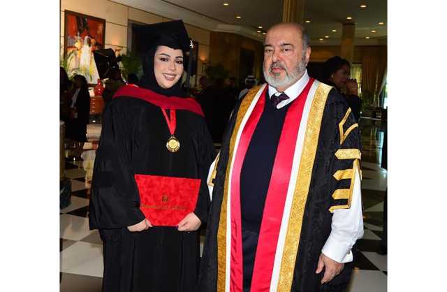 الباحثة وفاء عبدالله تنال الماجستير بمرتبة الشرف الأول من كلية البحرين الجامعية