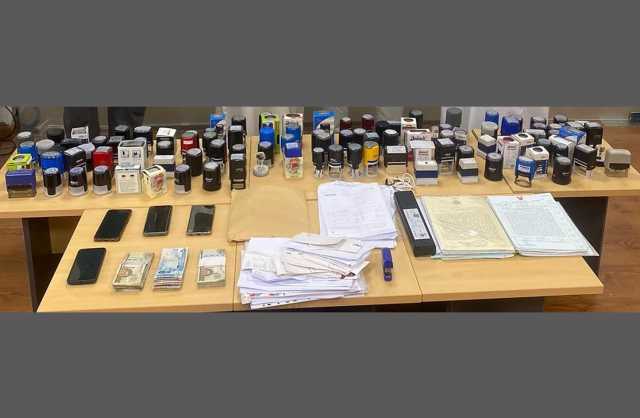 القبض على 4 أشخاص لاستيلائهم على مبالغ مالية عن طريق انتحالهم صفة موظفي أحد الشركات المحلية