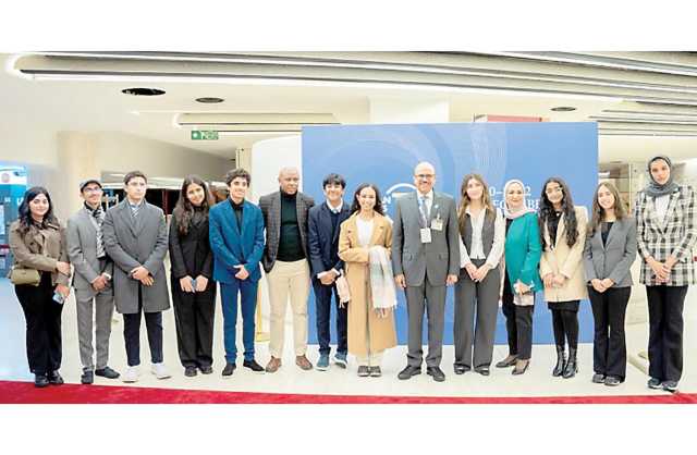 وزير الخارجية يلتقي بفريق من طلبة مدرسة «بيان البحرين»