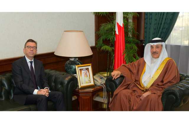 وزير العمل يلتقي سفير الجمهورية الفرنسية لدى مملكة البحرين