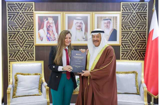 رئيس مجلس الشورى يتسلم رسالة دكتوراة من الباحثة فاطمة الظاعن