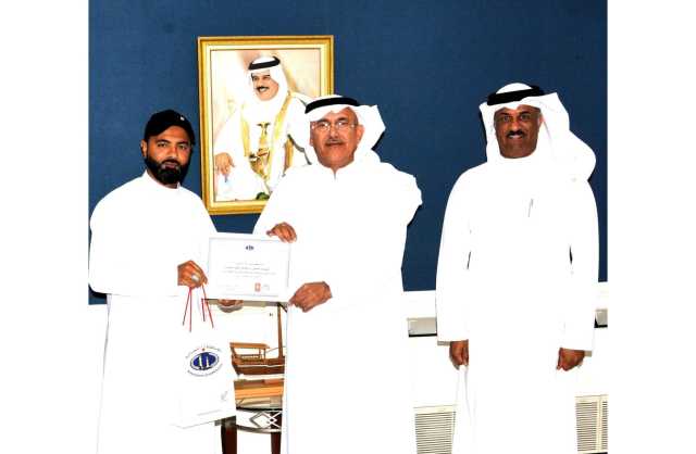 محافظ الشمالية يكرم مواطنًا أعاد مبلغًا ماليًا عثر عليه بمواقف السيارات