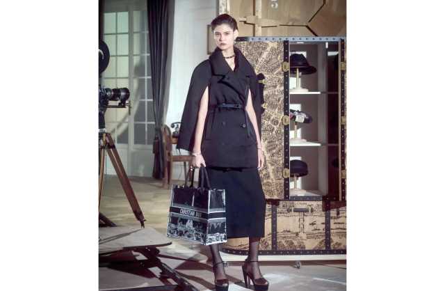 نموذج قدّمته دار «Dior» ضمن مجموعتها التحضيريّة لخريف 2024 يستحضر شخصيّة النجمة الراحلة مارلين ديتريش 