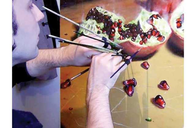 فنّان بيلاروسي يستخدم 10 فُرش للرسم في نفس اللحظة