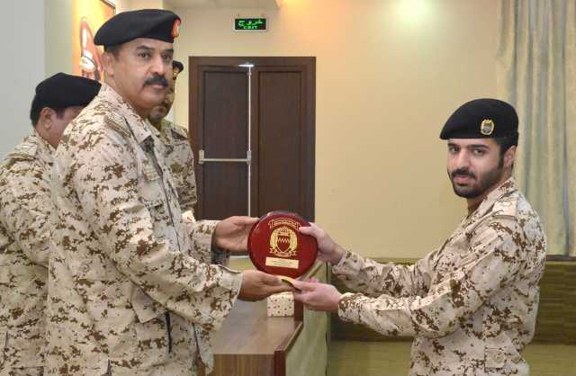 تخريج إحدى الدورات المتخصصة للضباط بقوة دفاع البحرين