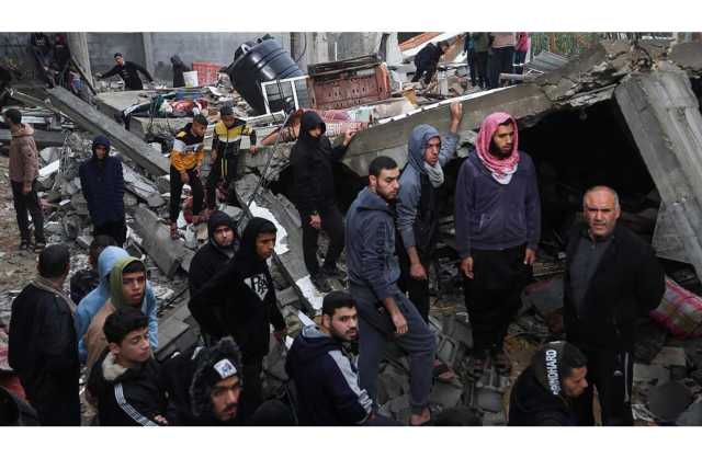 إسرائيل تخلي منطقة واسعة بخان يونس..وتقصف شمال ووسط غزة