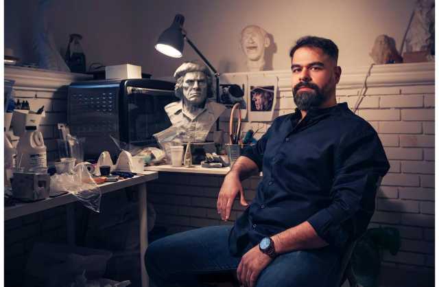 طلبة الفنون والتصميم في جامعة البحرين ينظمون جلسة حوارية حول تقنيات الرسم وتحويل الأعمال إلى منحوتات كلاسيكية