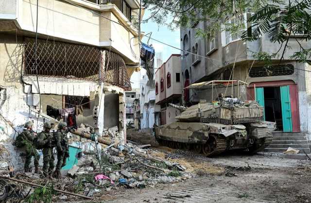 فرار في غزة من نيران الدبابات الإسرائيلية