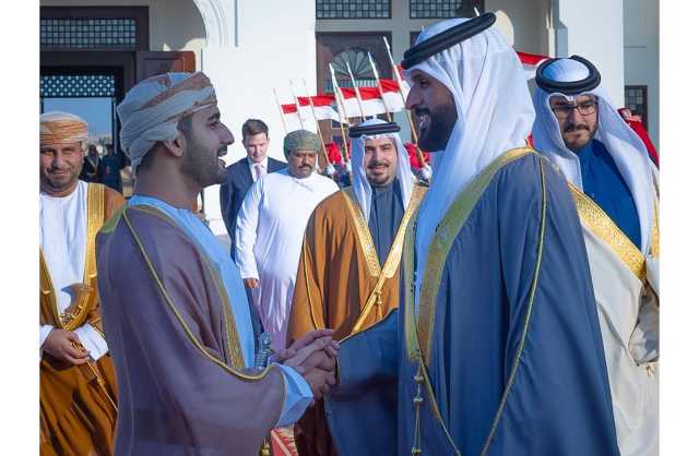 سمو الشيخ ناصر بن حمد في مقدمة مودعي صاحب السمو السيد ذي يزن بن هيثم بن طارق آل سعيد