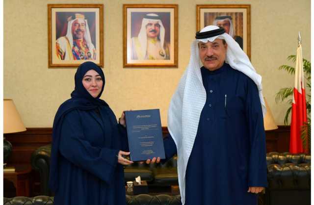 وزير العمل يتسلم نسخة من رسالة ماجستير الباحثة أمل بوعنق